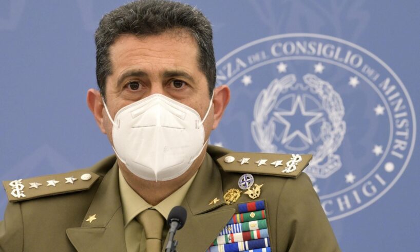 Covid, Figliuolo: “La variante Omicron sta scemando. Contagi e ricoveri sono in calo. Terza dose ci ha messo al riparo”