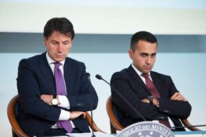 M5S, Grillo scende in pista per evitare la guerra Di Maio-Conte: “Passare dagli ardori giovanili alla maturità”
