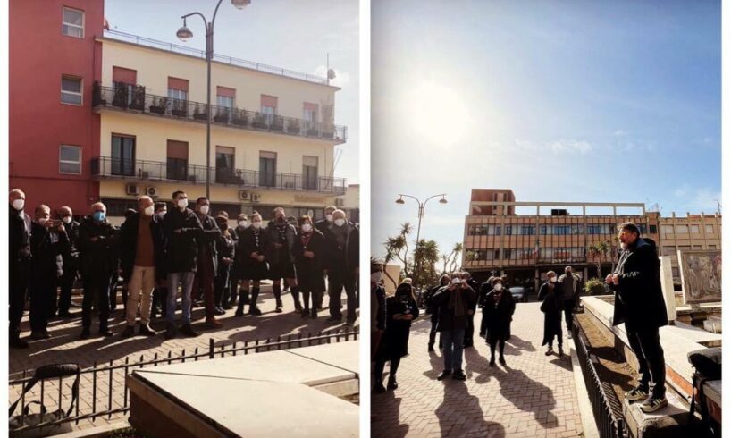 Paternò, sit-in per ‘salvare’ la Fontana di Piazza della Regione: “Sindaco ci ascolti. Restaurarla e non mutilarla”
