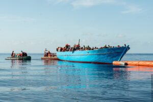 Migranti, in Tunisia salvati in 163 su un’imbarcazione in avaria: anche 16 bambini e nove donne