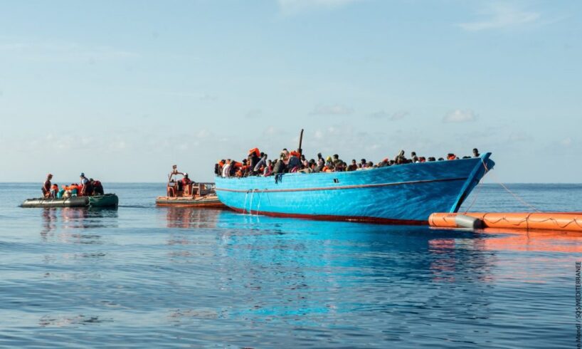 Migranti, in Tunisia salvati in 163 su un’imbarcazione in avaria: anche 16 bambini e nove donne