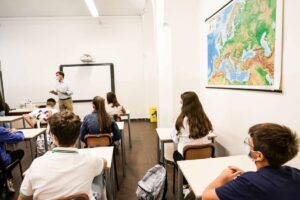Scuola, in vigore da oggi le nuove regole: ecco come gestire i casi positivi nelle classi