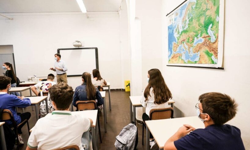 Scuola, in vigore da oggi le nuove regole: ecco come gestire i casi positivi nelle classi