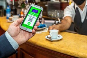 Adrano, cliente senza green-pass in un bar del centro: sanzione a lui e alla titolare dell’esercizio