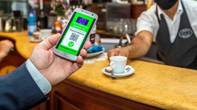 Adrano, cliente senza green-pass in un bar del centro: sanzione a lui e alla titolare dell’esercizio