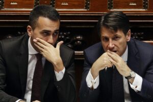 M5S, Tribunale di Napoli sospende modifiche statuto: decade Conte. È terremoto nel Movimento
