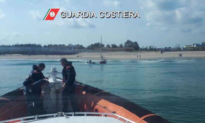 Catania, barca con 4 occupanti si arena su banco di sabbia della Plaia: soccorsa da Capitaneria di porto