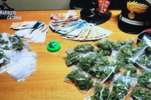 Catania, i due cugini della droga garantivano il servizio ‘porta a porta’: 13 persone arrestate (VIDEO)