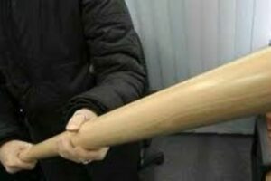 Adrano, una mazza da baseball nel bagagliaio dell’auto: 20enne denunciato