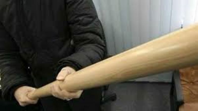 Adrano, una mazza da baseball nel bagagliaio dell’auto: 20enne denunciato