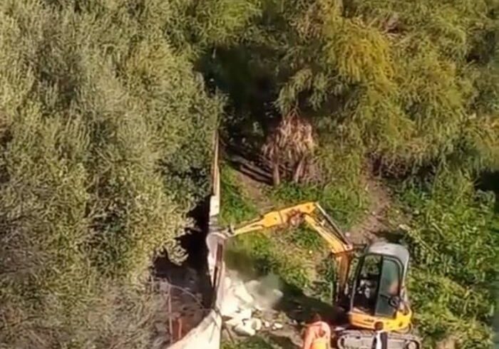 Catania, abbatte con la ruspa il muro di un oratorio per ospitare dei cavalli: 62enne arrestato