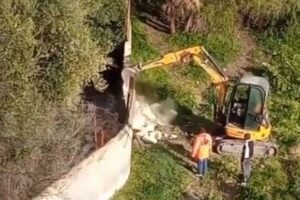 Catania, abbatte con la ruspa il muro di un oratorio per ospitare dei cavalli: 62enne arrestato