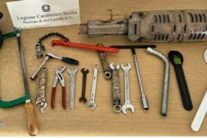 Aci Castello, in tre ‘prelevano’ pezzi di ricambio da un’altra Mercedes: denunciati