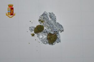 Adrano, alle ‘Vigne’ in ‘compagnia’ di due dosi di marijuana: 27enne segnalato al prefetto