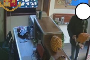 Catania, autore di tre furti individuato grazie a immagini di videosorveglianza: denunciato pluripregiudicato di 44 anni