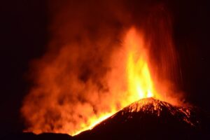 Etna, nube lavica alta 8 km e attività stromboliana dal cratere di sud est: poi torna la quiete