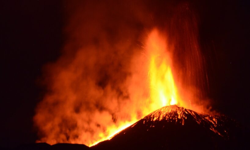 Etna, nube lavica alta 8 km e attività stromboliana dal cratere di sud est: poi torna la quiete