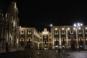 Caro bollette, 3 mila città italiane hanno spento le luci per protesta: a Catania al buio Palazzo dei Chierici