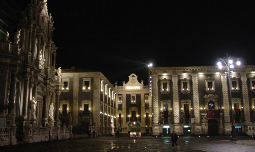 Caro bollette, 3 mila città italiane hanno spento le luci per protesta: a Catania al buio Palazzo dei Chierici