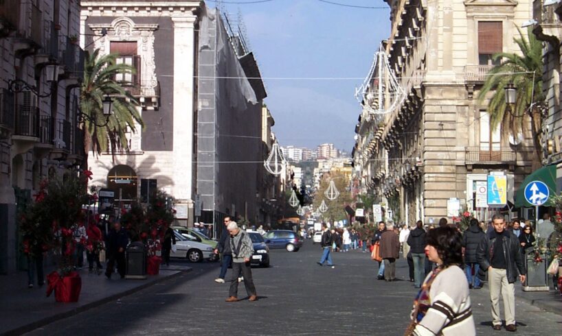 Covid, da oggi niente mascherine all’aperto: riaprono anche le discoteche