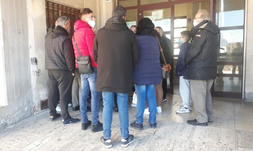 Paternò, caos e disservizi nell’Ufficio Tessere del Comune: manca Internet e anche il personale