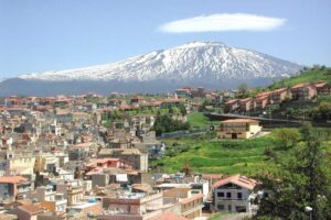 Bronte, 6 mln del Pnrr per rigenerare area alla periferia ovest: previsti piscina, campo di padel e colonnine di ricarica