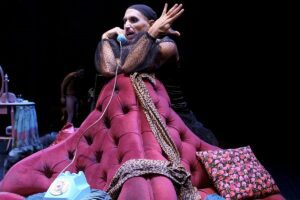Catania, cinque rose e una solitudine per Jennifer: allo ‘Stabile’ il testo di Ruccello