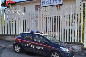 Guardia Mangano, innamorata del 51enne lo perseguita e lo costringe a barricarsi in auto: arrestata donna di 54 anni di Acireale
