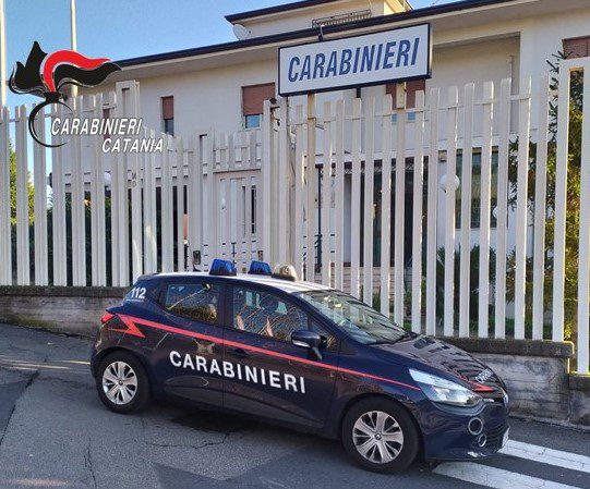 Guardia Mangano, innamorata del 51enne lo perseguita e lo costringe a barricarsi in auto: arrestata donna di 54 anni di Acireale