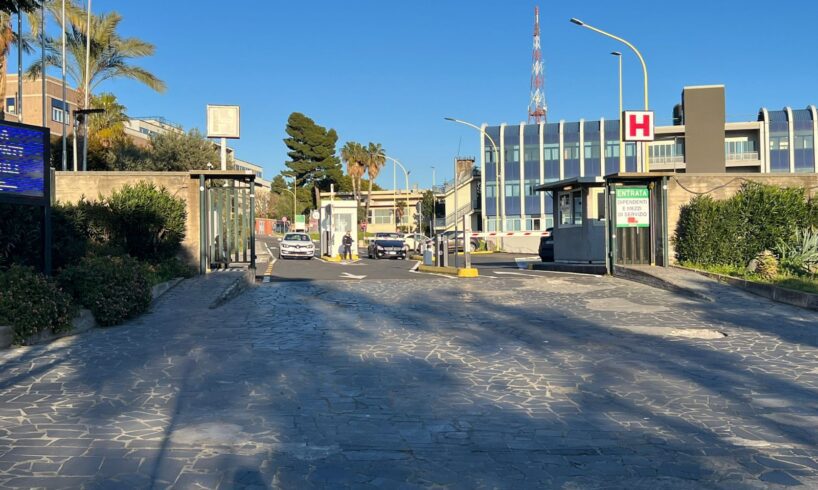 Catania, studenti universitari e specializzandi chiedono l’accesso gratuito al Policlinico: “Rettore e Dg facciano uno sforzo per risolvere la questione”