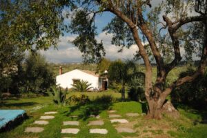 S. M. di Licodia, tutta la Sicilia dentro il ‘Mendolito dell’Etna’: un antico casolare diventa azienda agrituristica d’eccellenza