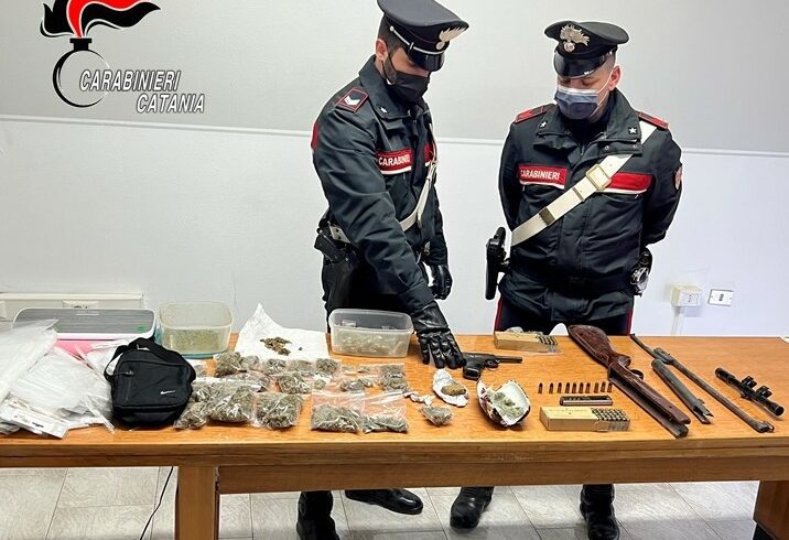 Palagonia, a spasso in auto con droga e pistola lungo via Vittorio Emanuele: 26enne arrestato