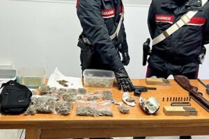 Palagonia, a spasso in auto con droga e pistola lungo via Vittorio Emanuele: 26enne arrestato