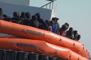 Pozzallo, 96 migranti sbarcano nella notte: e stamani è attesa l’Ocean Viking con 247 persone