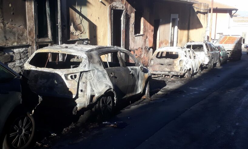 Motta S. Anastasia, in via Garibaldi incendio distrugge 4 autovetture: danneggiate anche due abitazioni