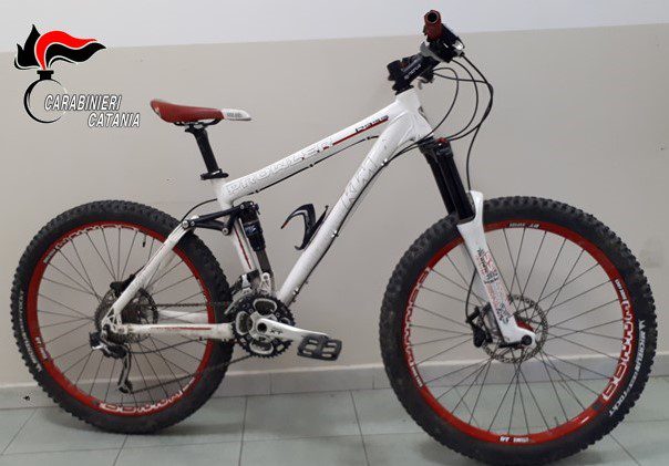 Caltagirone, vede la bici rubata in vendita su un profilo social: 2 minori denunciati