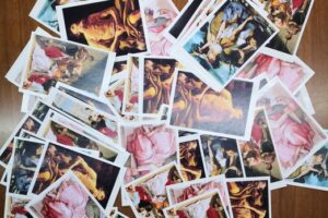Aci Catena, il parroco di San Nicola s’inventa 48 figurine e un album sulla Bibbia: “Per meditare sulla Parola di Dio”