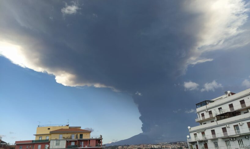 Etna, nube eruttiva raggiunge 11 km di altezza: piuove cenere in molti comuni. A Fontanarossa spazio aereo inibito al traffico