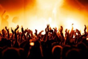 Catania, in due discoteche 4 volte tanto il numero di clienti consentito: sanzioni e chiusura per un giorno