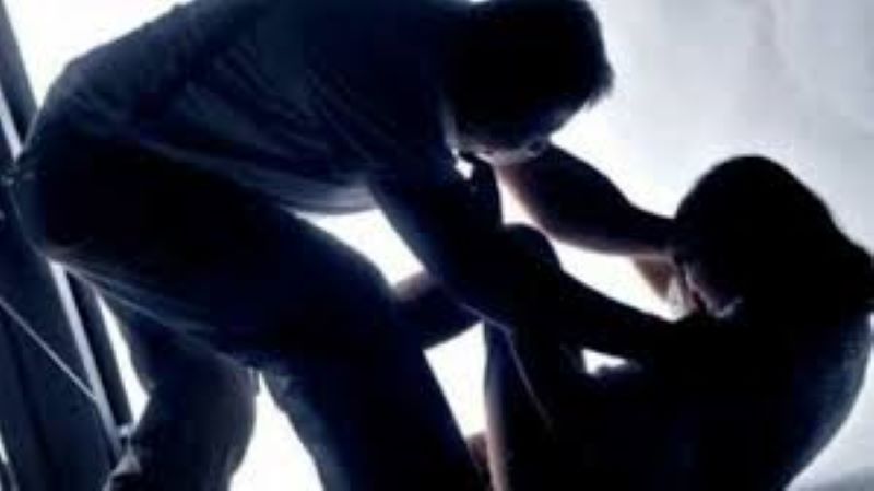 Catania, 34enne geloso prende a calci e schiaffi la compagna: ai domiciliari con il braccialetto elettronico