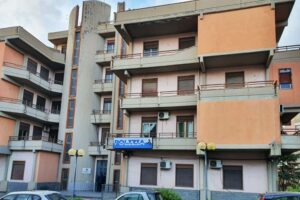 Biancavilla, ai domiciliari con il braccialetto per maltrattamenti contro la ex convivente: il 42enne già trovato in possesso di armi