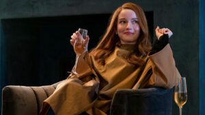 Truffatrice per apparire ricca e mai sfigata: la lezione della falsa ereditiera di “Inventing Anna”