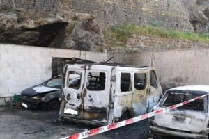 Adrano, incendio lungo via San Paolo ‘divora’ 4 mezzi: poco chiara la matrice del rogo