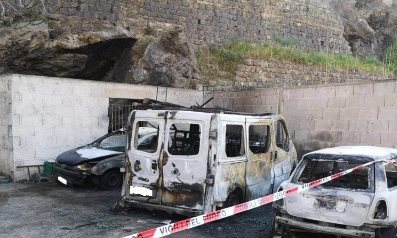 Adrano, incendio lungo via San Paolo ‘divora’ 4 mezzi: poco chiara la matrice del rogo