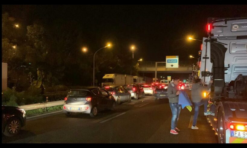 Sicilia, protesta autotrasportatori: Falcone chiede intervento risolutivo di Draghi. Per la Coldiretti è una calamità