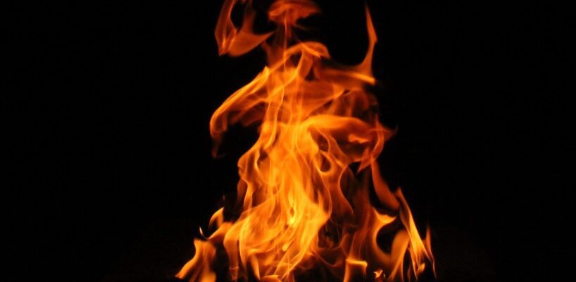 Vizzini, 30enne tunisino tenta di darsi fuoco davanti al sindaco: vuole una casa