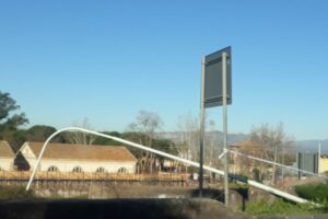 Paternò, conducente di una Punto abbatte un palo della luce: nessun ferito