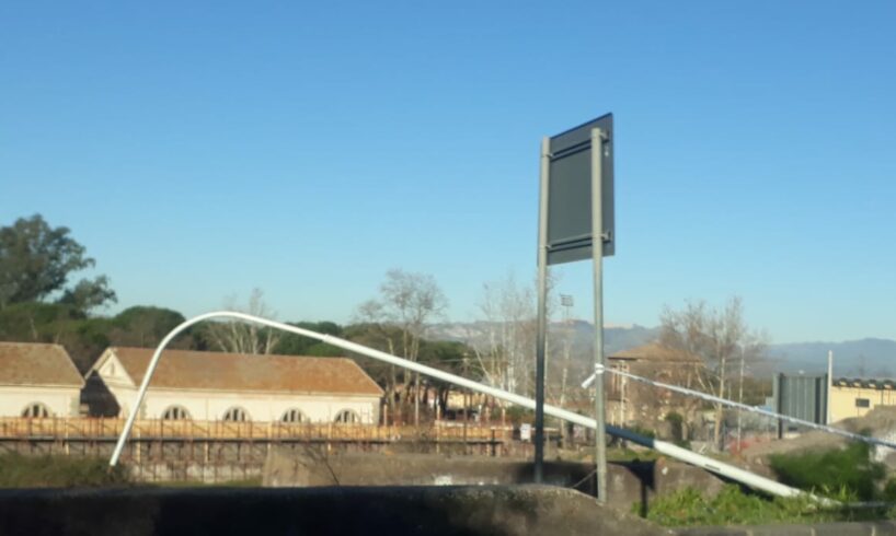 Paternò, conducente di una Punto abbatte un palo della luce: nessun ferito