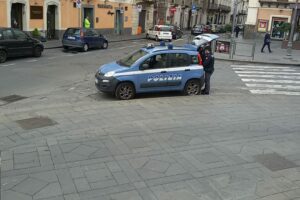 Adrano, 27enne guidava l’auto ma era senza patente: dentro la vettura alcune dosi di droga