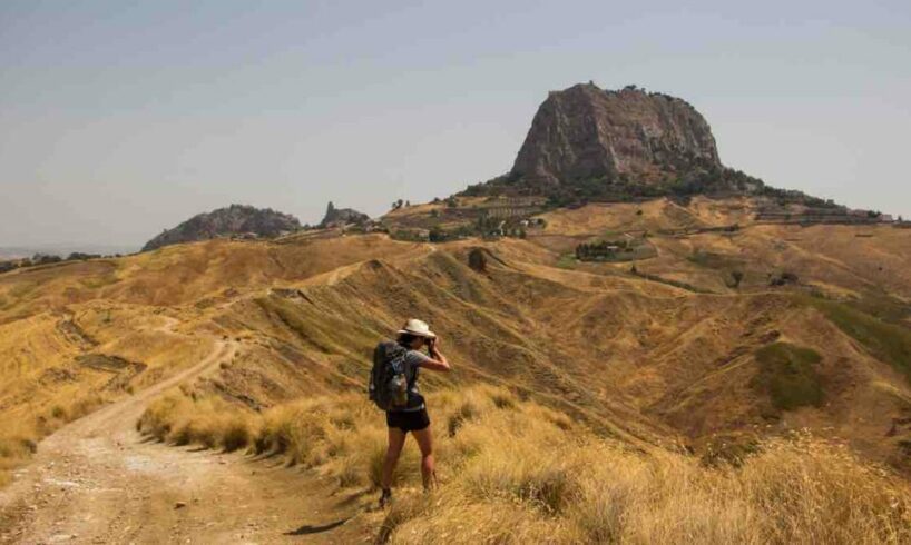 La Magna Via Francigena accoglie in sicurezza la primavera e i viandanti: il cammino collega Agrigento a Palermo
